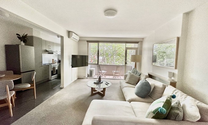 South Yarra Apartment | Spacious South Yarra apartment with pool and private car park.