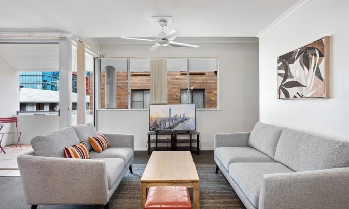 Southport Apartment | Spacious Southport Townhouse with Balcony