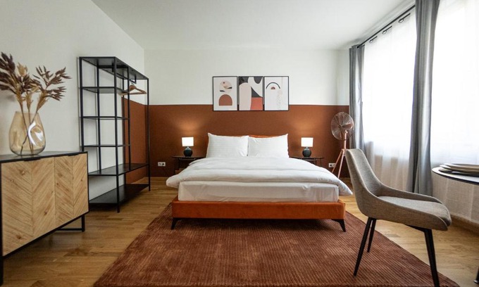 Weißgerber Apartment | Spacious studio in prime location with queen bed