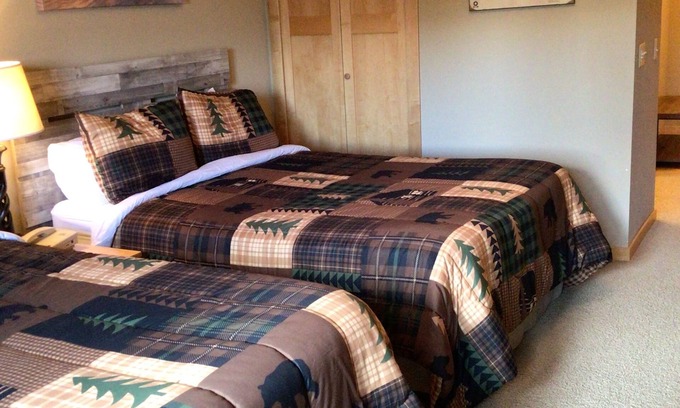 Three Lakes Apartment | Spacious Studio w/2 Queen Beds – Northernaire Resort Getaway in Three Lakes, WI