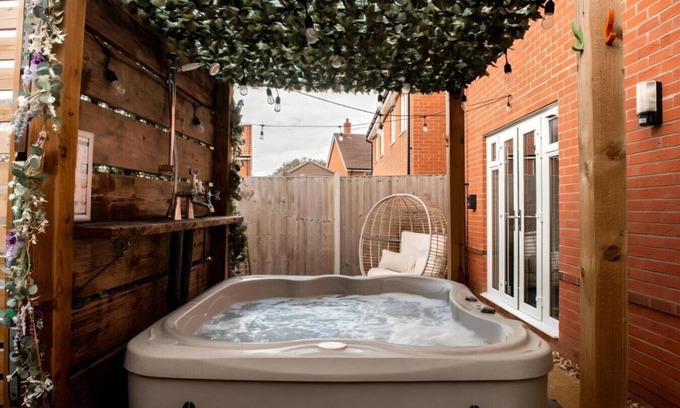 Southampton Apartment | Spacious & Stylish House ~ Prime Location ~ HotTub