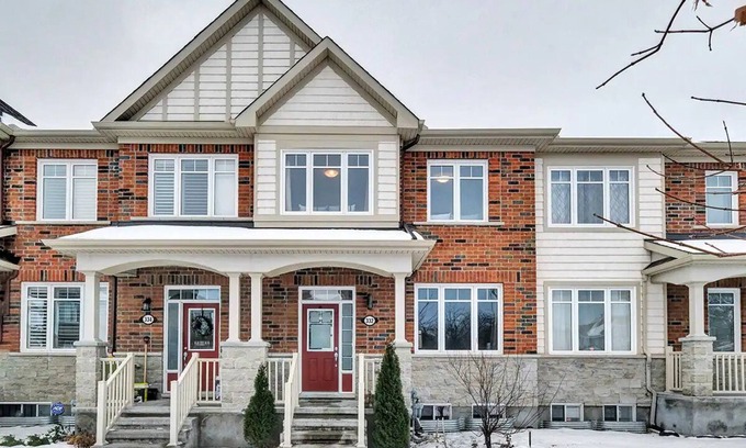 Ottawa Division House | Spacious + Stylish Townhome In Barrhaven Area