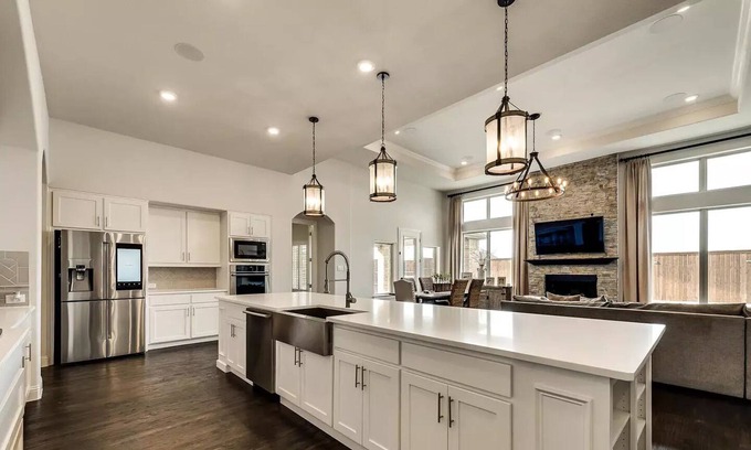 Prosper House | Spacious Suburban Sanctuary House with Huge Backyard