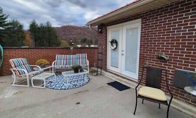 Green Valley Apartment | Spacious Suite C w/a Mt. View