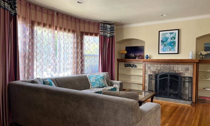 Dolores Heights House | Spacious Sunny Two Bedroom+office Mediterranean Top Floor House