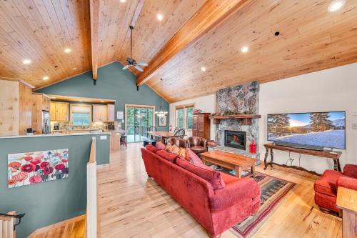 Tahoma House | Spacious Tahoma Retreat with Hot Tub and Game Room