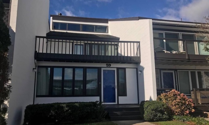 North Shores House | Spacious Townhouse Steps to Private Beach, Pool & Tennis Courts