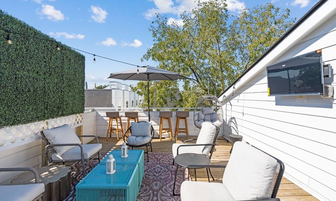 Maxwell House | Spacious townhome w/rooftop deck, walkable to Five Pts and minutes to Broadway!