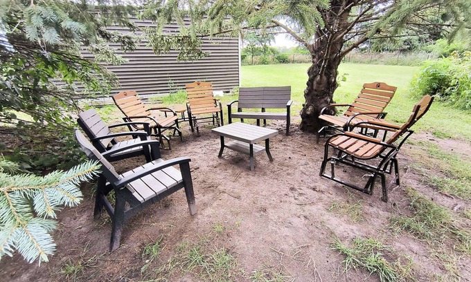 Burnside House | Spacious Updated Farmhouse with King Beds, WiFi, AC, Ping Pong, Yard, & Smart TV