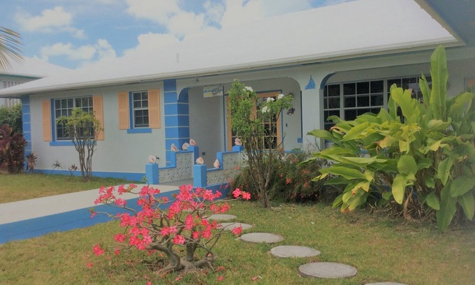 Spanish Wells House | Spacious villa - 1- minute to pristine beach, dock - Free, kayak, SUP, bikes