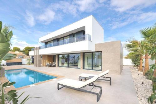 Santa Ponsa House | Spacious Villa with Private Patio, big garden