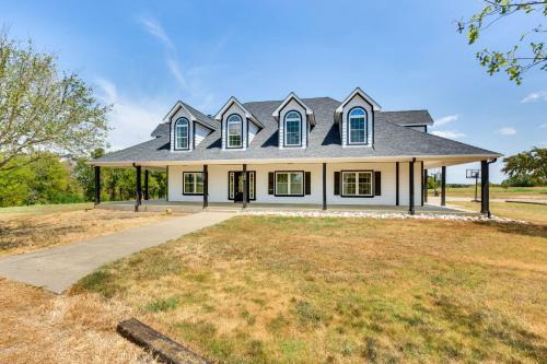 Wills Point House | Spacious Wills Point Retreat with Pool and Pond!