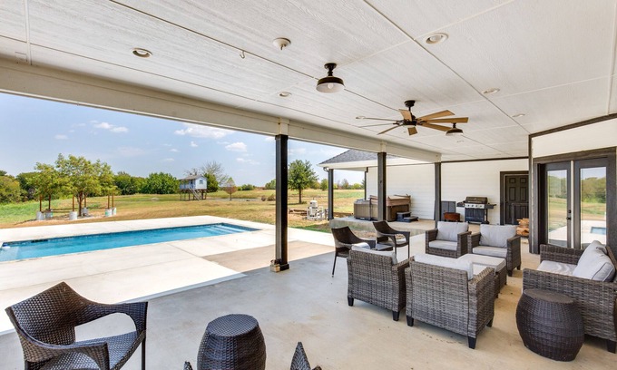 Wills Point Villa | Spacious Wills Point Retreat w/Pool & Pond!