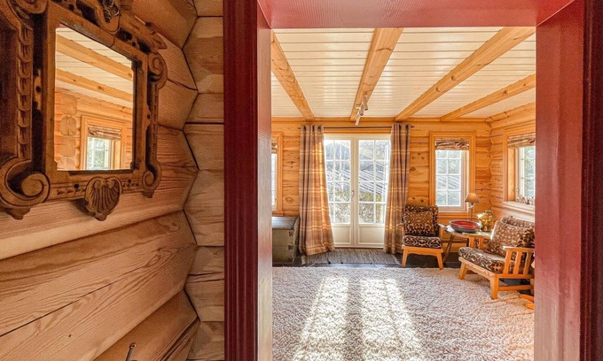 Skeikampen House | Spacious wooden cottage overlooking Veslefjell and close to alpine slopes and hiking trails.