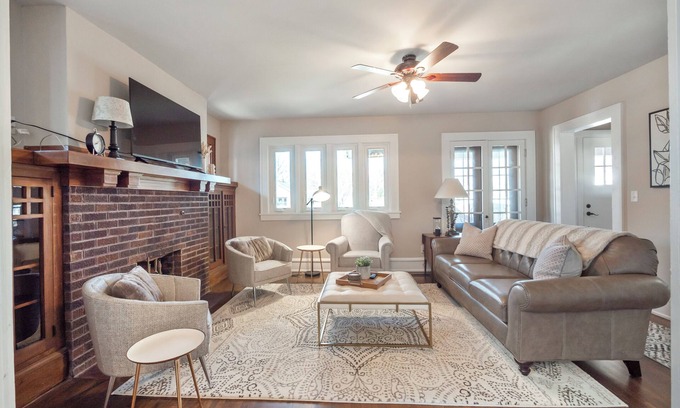 Waupaca House | Spanish Charm 4bed/3bath Downtown Waupaca!
