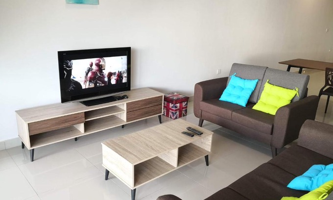 Jenjarom House | Sparkling clean Homestay @ Kota Kemuning - Rimbayu