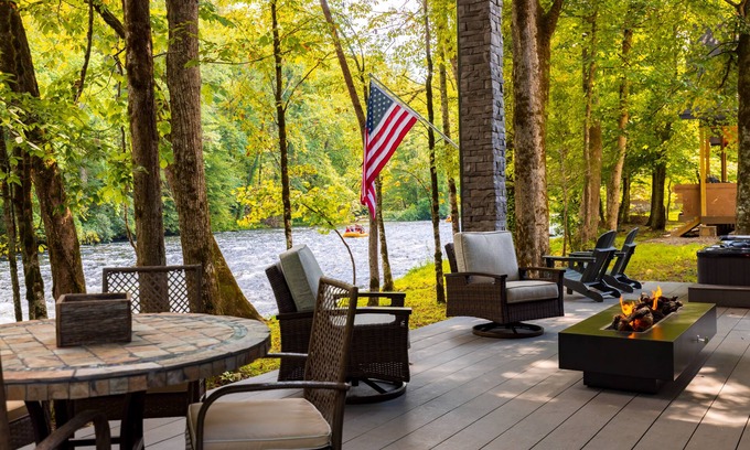Nantahala Cabin | SPECIAL 20% OFF Month Of NOV Cabin on Nantahala River with Hot tub