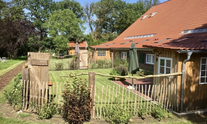 Grosefehn Apartment | Special break for two in East Friesland, fenced garden & terrace