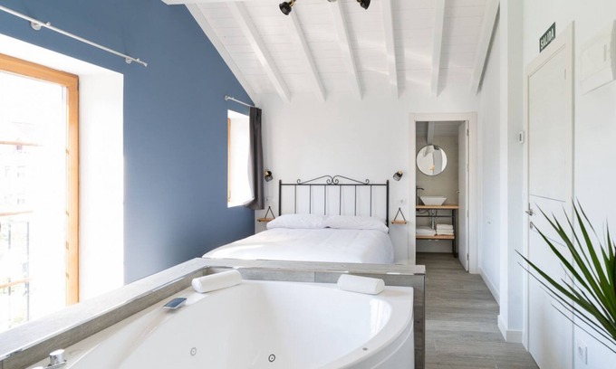 Villaverde de Pontones Apartment | Special studio for couples with double whirlpool tub and views of the main garde