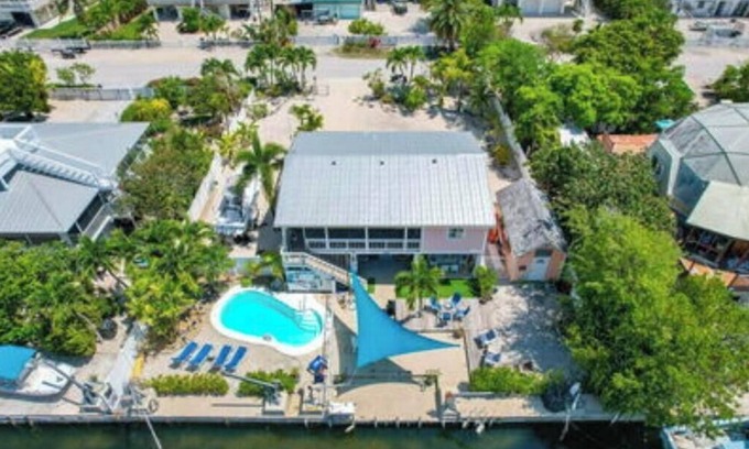 Cudjoe Key House | Spectacular 4 bedroom 2 bath pool home with great boating