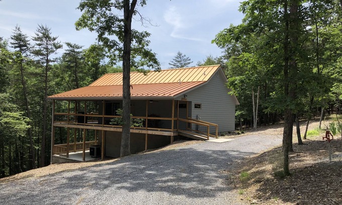 Berkeley Springs Cabin | Spectacular couples retreat, private wooded location, pet friendly, WiFi