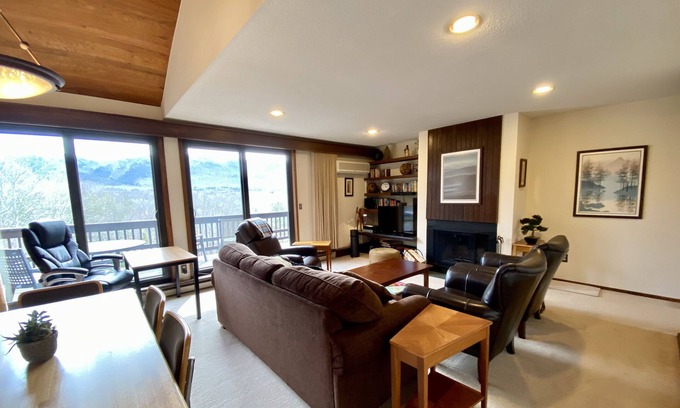 Manchester Center House | Spectacular Green Mountain views, walk to pool and charming Manchester village