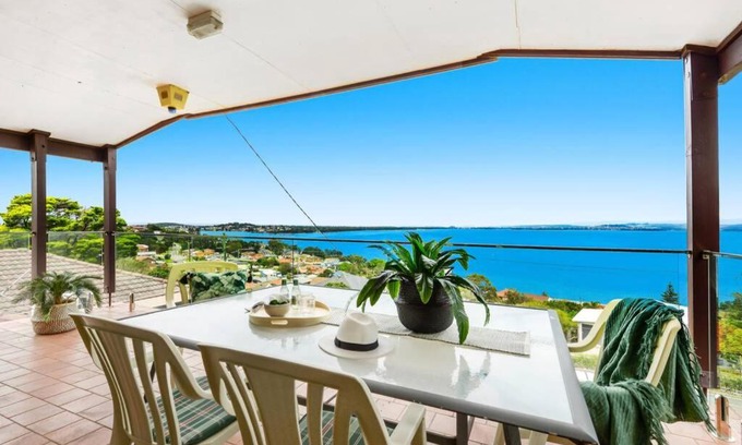 Lake Heights House | Spectacular Lake and Ocean View Holiday Home