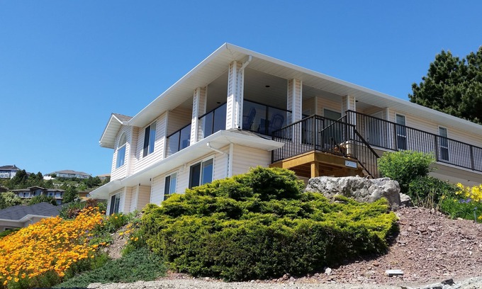 Central Okanagan House | Spectacular Lake Views - Pet Friendly!