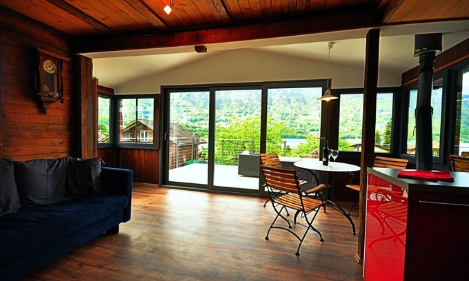 Boenigen Ski Chalet | Spectacular Lake Views. Fully equipped for your holiday needs. Sleeps 5