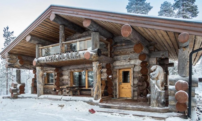 Kuusamo House | Spectacular Rural Log House with 2 Saunas next to a beautiful lake