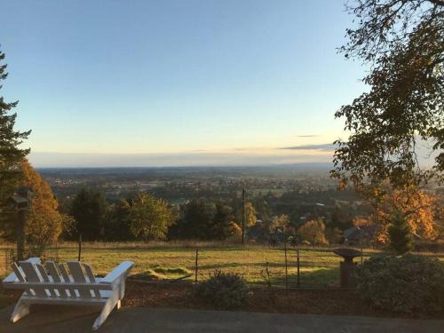 Newberg House | Spectacular Valley View in Wine Country