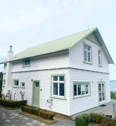 Bluff Hill Villa | Spectacular View atop Napier Hill - Space for all!