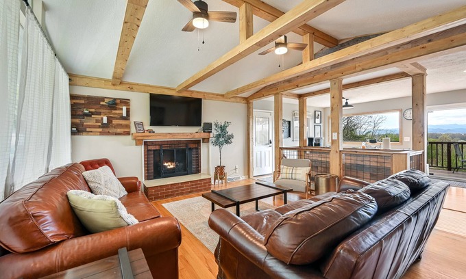 Skyland House | Spectacular Views! Hot Tub-10 mins from Dwntwn Asheville-Huge Fenced Yard!