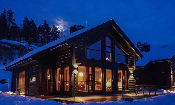 Tjaldal House | Spend a relaxing holiday close to nature in this inviting holiday home.