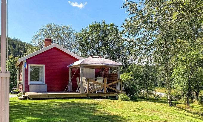 Tanum O House | Spend a relaxing vacation close to nature in this vacation home with lake view.