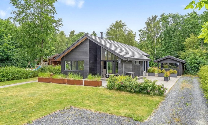 Sunds House | Spend a wonderful holiday in this holiday home in the 2nd row to the lake.