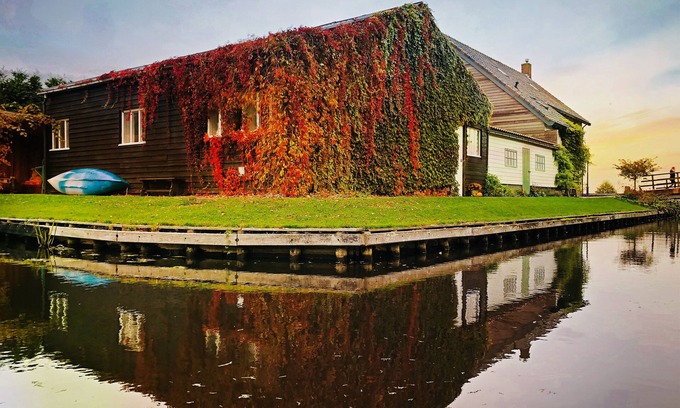 Zuideinde House | Spend the night in the heart of Giethoorn on the village canal