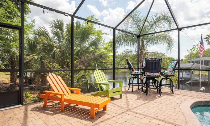 Palm Harbor Cottage | Splashing Dolphins
