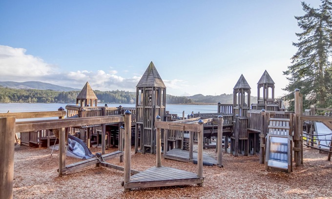 Lincoln City Cabin | Splendid Log Cabin Home has King Suite, Smart TVs, Bonus Room with Ocean View!