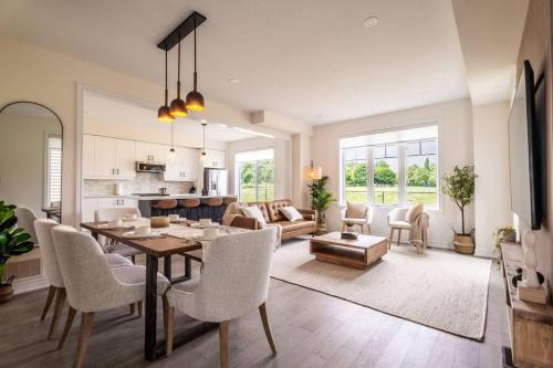Mount Hope House | Spotless 5 bed and 4 bath with Wi-Fi and 1hr to Niagara