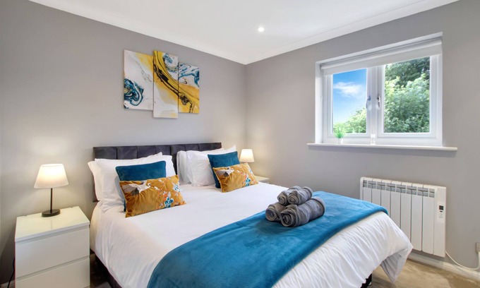 Stevenage House | Spotless Two-Bedroom Home with Garden and Parking