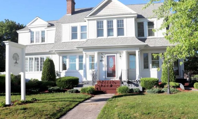 Manistique House | Sprawling historic home in heart of Central UP