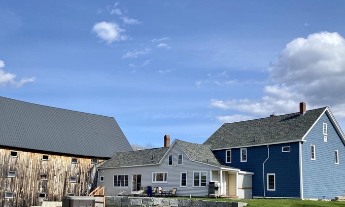 New London Other | Sprawling Updated Farmhouse w/huge backyard & firepit 5⭐️