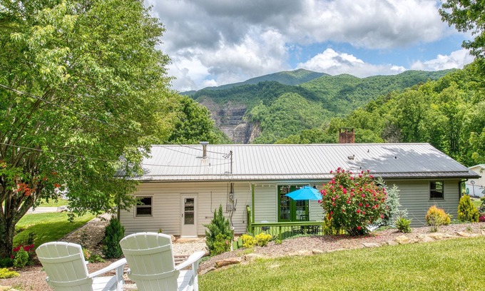 Waynesville House | Spring* Country Living w/Mountain Views, Creekside