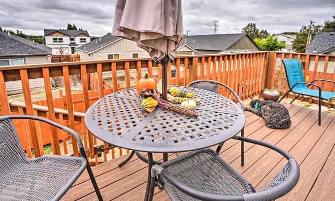 Springfield Apartment | Springfield Apt with Deck and Central Location!