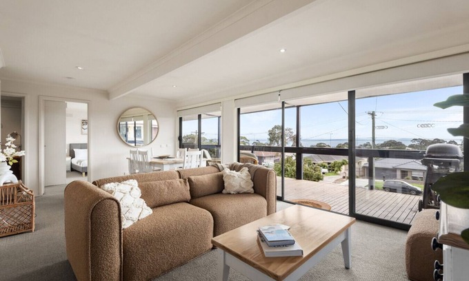 Clifton Springs Apartment | Springs Getaway- Bayviews, 3 bedroom, close to boat ramp, Family Friendly, Aircon, WIFI
