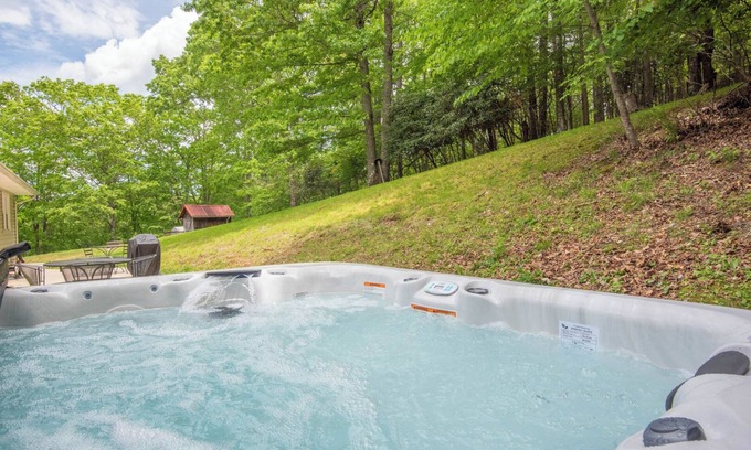 West Jefferson House | Squatchs Den - Game Room + Dog Friendly + Fire pit