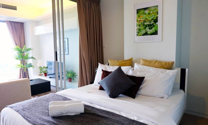 Samsen Nai Condo | [SR 2.4] 2BR FUTURISTIC @ BTS, Bangkok