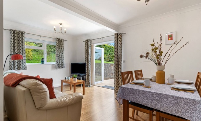 Wiseman's Bridge Apartment | St Helens Apartment 2 - Short Walk to Beach