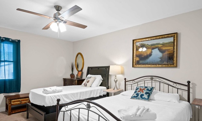 Williamstown House | St James Place: Spacious 6-Bedroom Near the Ark!
